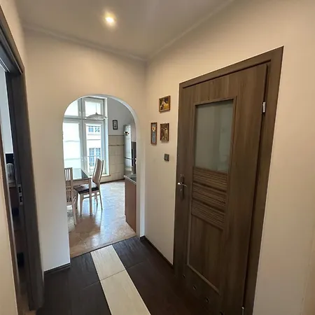 With Shared Bathroom And Kitchen In Center Of Old Town Hostel *