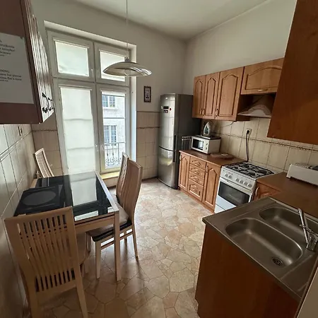 Hostel With Shared Bathroom And Kitchen In Center Of Old Town *
